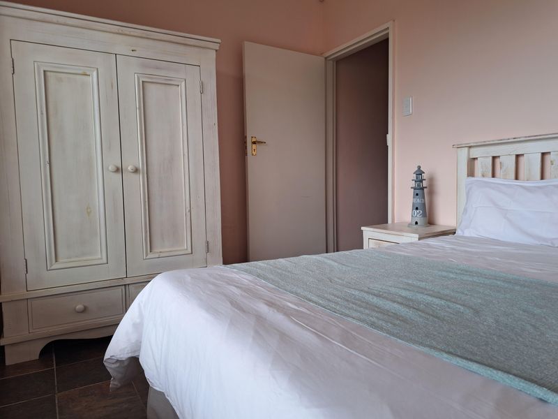 4 Bedroom Home at foot of Kogelberg mountain - Photo 10