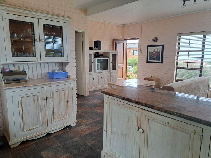 4 Bedroom Home at foot of Kogelberg mountain - Photo 4