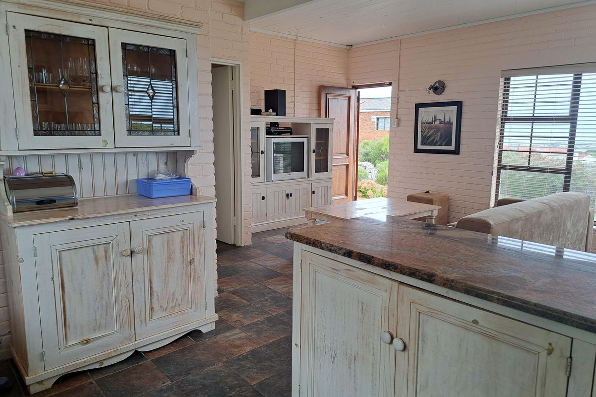 4 Bedroom Home at foot of Kogelberg mountain - Photo 4