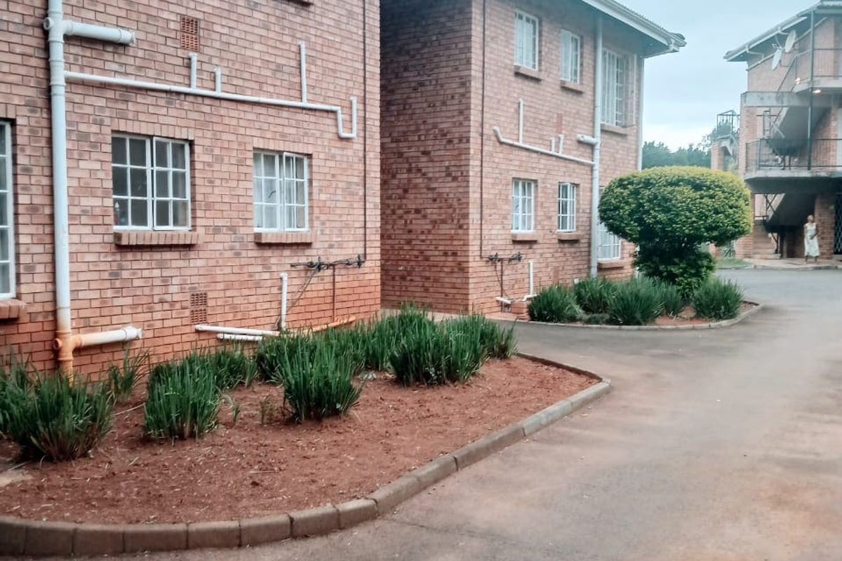 2 BEDROOM FLAT FOR SALE IN PRESTBURY - Photo 2