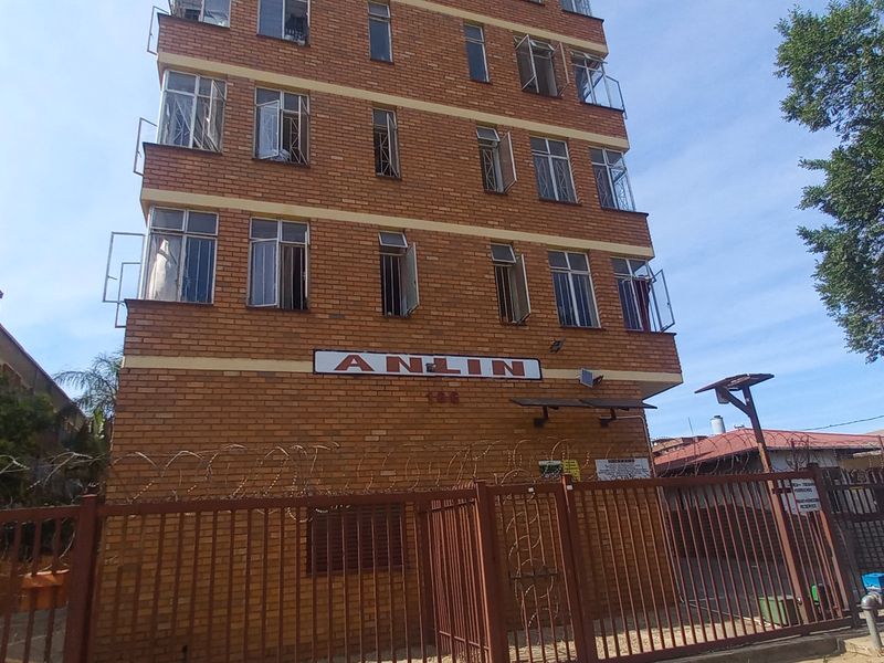 One and half bedroom unit for sale in Pretoria West - Photo 1