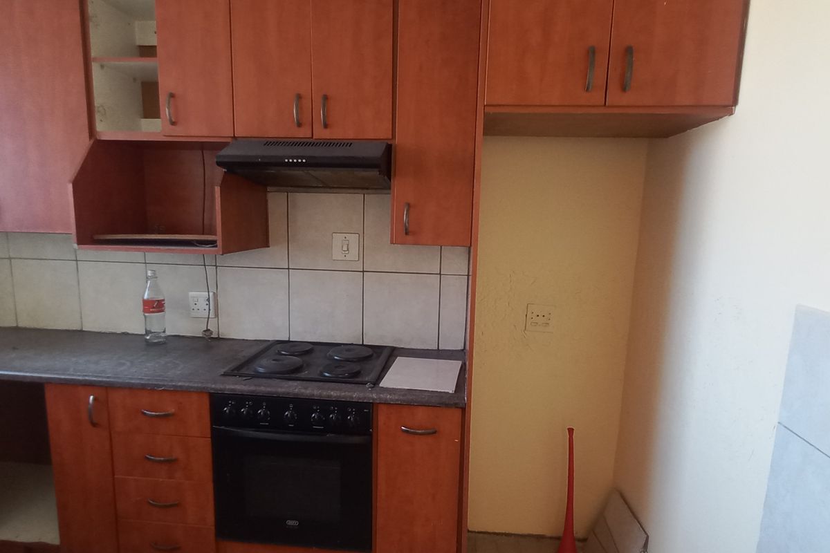 One and half bedroom unit for sale in Pretoria West - Photo 4
