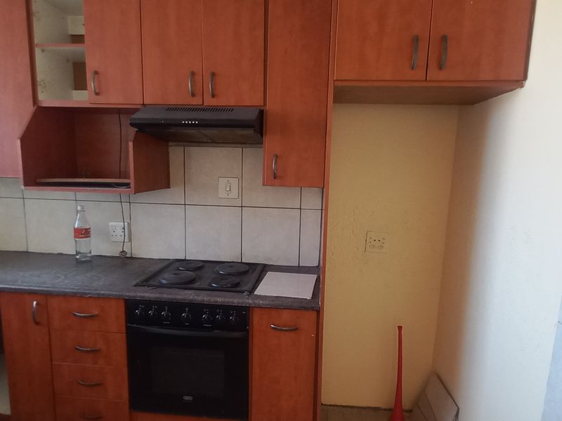 One and half bedroom unit for sale in Pretoria West - Photo 4