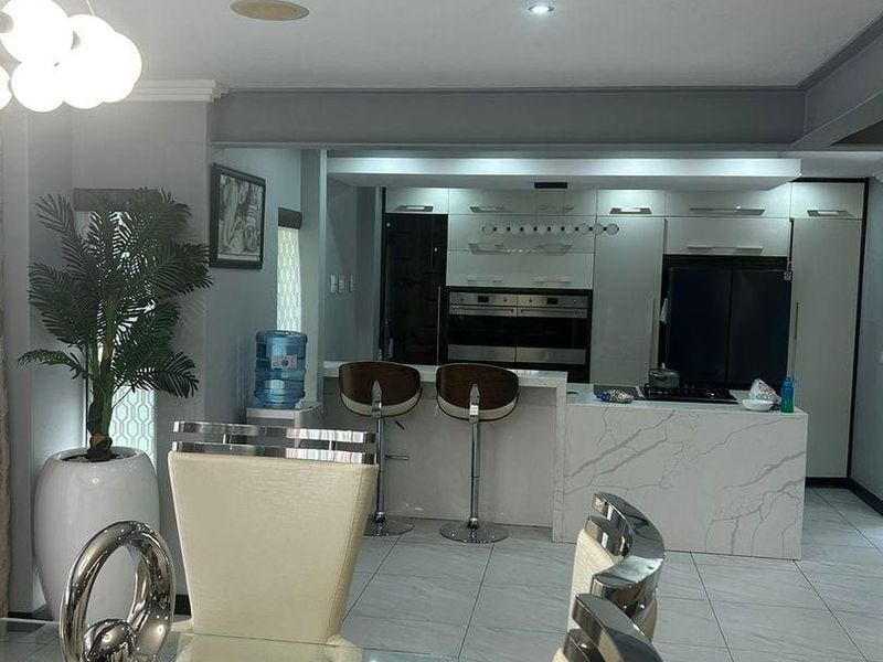 Modern Family Home in Secure Greenstone Hill Estate - Photo 3