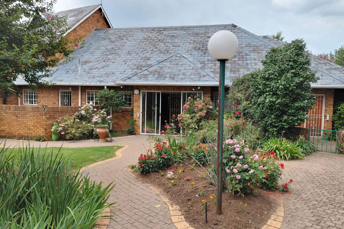 DOWERGLEN/ESSEXWOLD – EXCEPTIONAL HOME FOR THE EXTENDED FAMILY - Photo 2