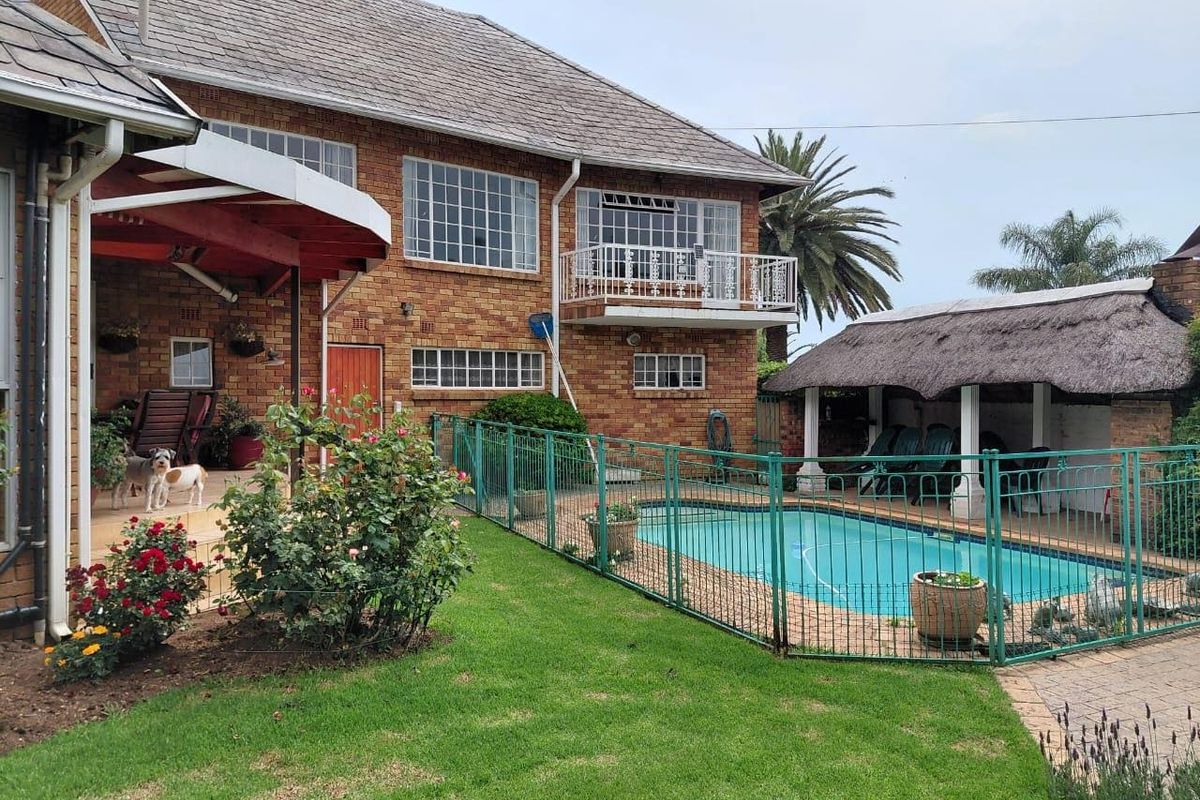 DOWERGLEN/ESSEXWOLD – EXCEPTIONAL HOME FOR THE EXTENDED FAMILY - Photo 4