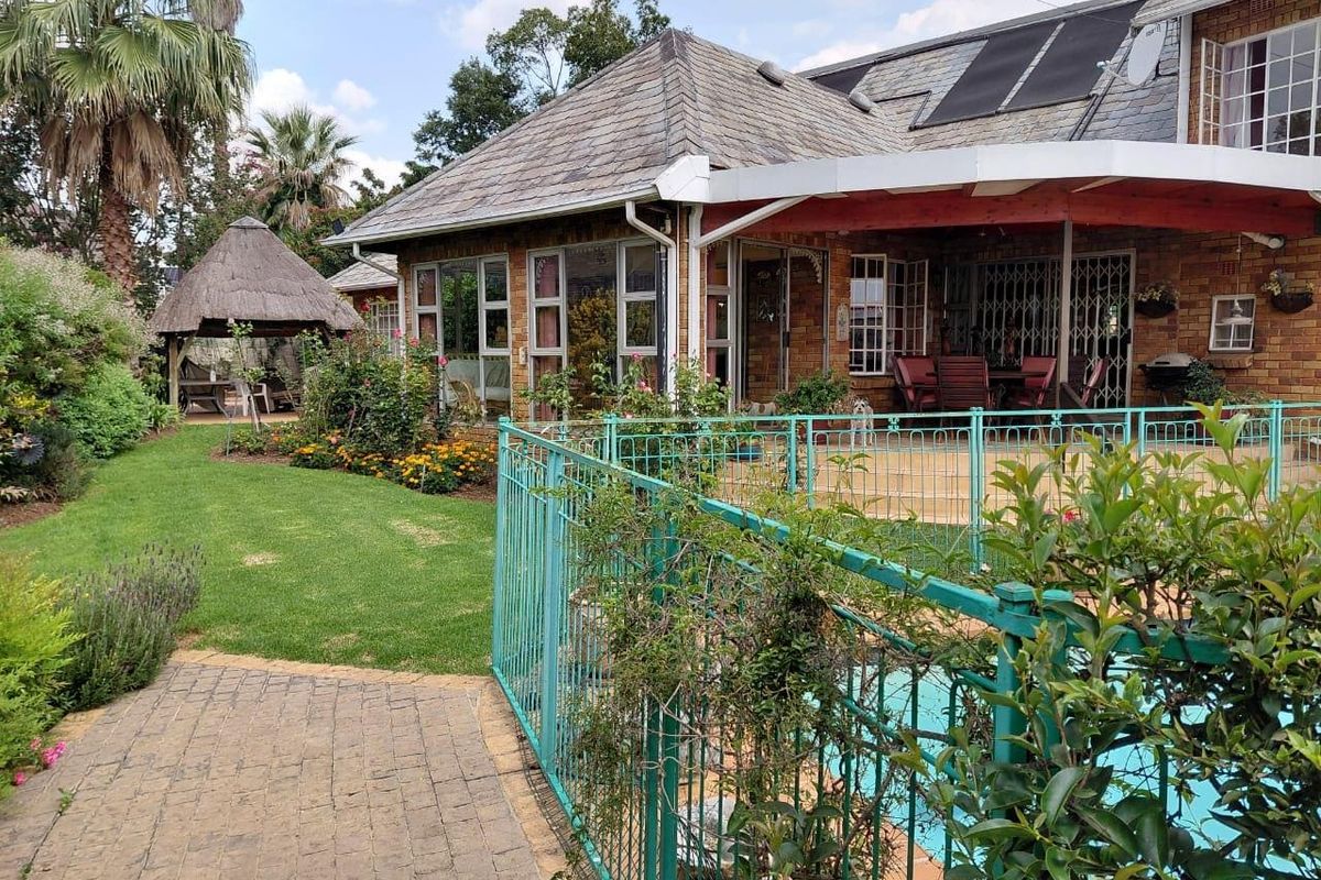 DOWERGLEN/ESSEXWOLD – EXCEPTIONAL HOME FOR THE EXTENDED FAMILY - Photo 3