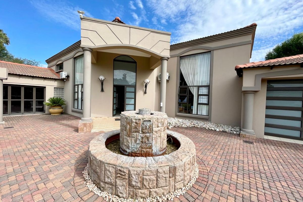 Impressive home in an impressive location for sale in Secunda - Photo 2