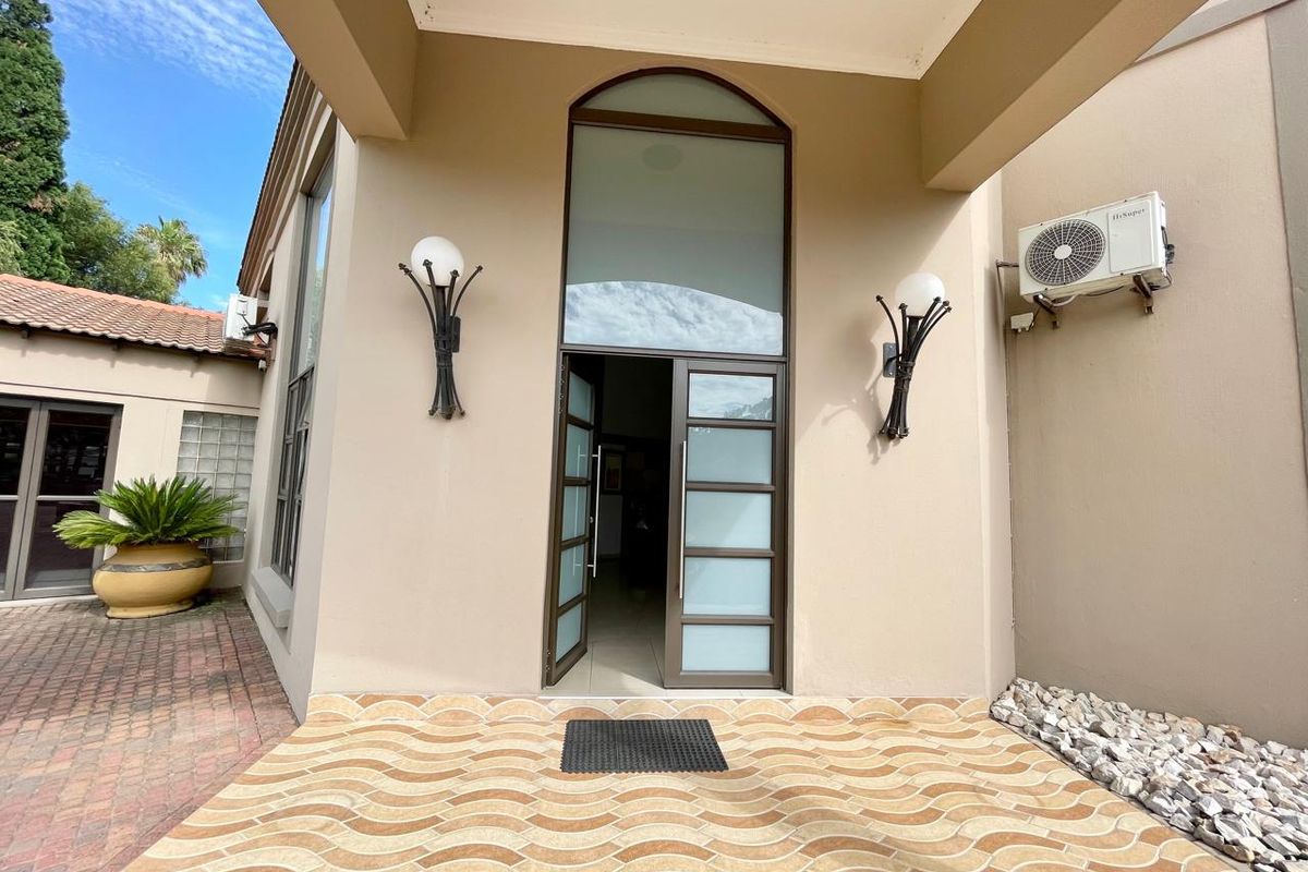 Impressive home in an impressive location for sale in Secunda - Photo 3