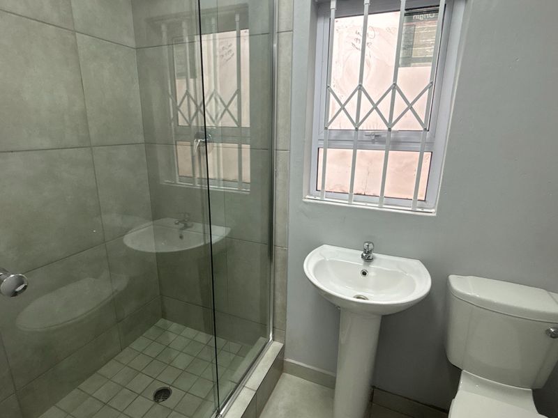 Modern One-Bedroom Flat with Split Loft to Rent in Forest Waters Contemporary Two-Bathroom Apartment - Photo 8