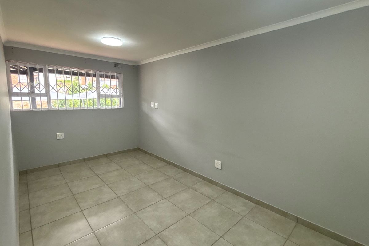 Modern One-Bedroom Flat with Split Loft to Rent in Forest Waters Contemporary Two-Bathroom Apartment - Photo 3