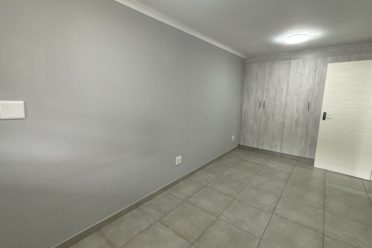 Modern One-Bedroom Flat with Split Loft to Rent in Forest Waters Contemporary Two-Bathroom Apartment - Photo 4