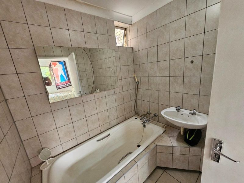 Spacious 3-Bedroom Full-Title Duplex in a Secure Complex in Edenvale - Photo 9