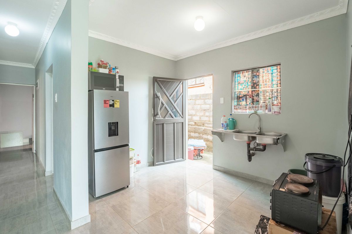 Modern Living Awaits: Newly Built 3-Bedroom Home in Lovu B Section - Photo 5