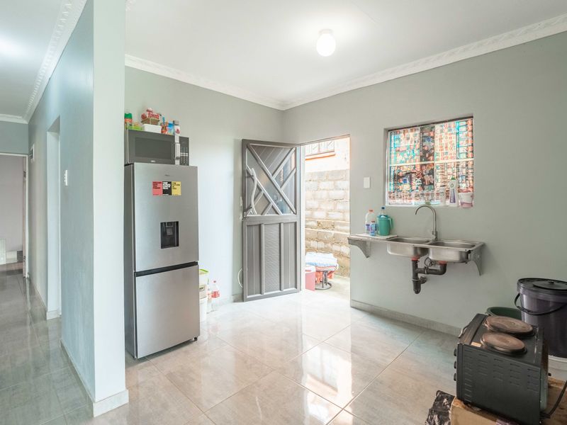 Modern Living Awaits: Newly Built 3-Bedroom Home in Lovu B Section - Photo 5