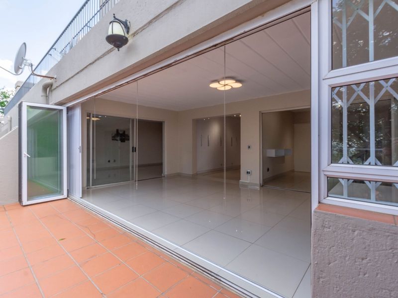 3-Bedroom Apartment in Constantia Kloof – Available August - Photo 1