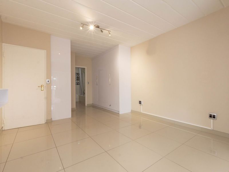 3-Bedroom Apartment in Constantia Kloof – Available August - Photo 8