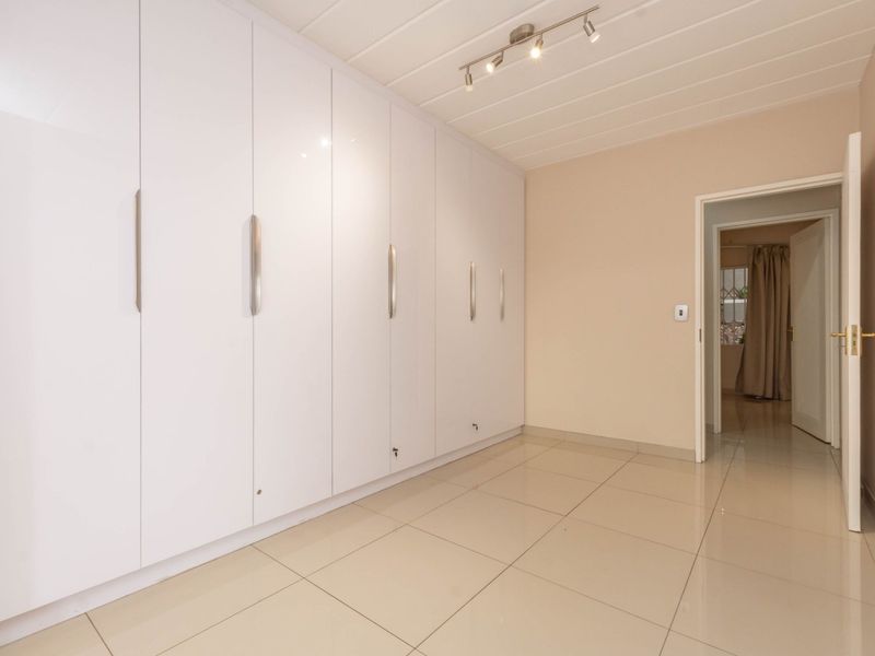 3-Bedroom Apartment in Constantia Kloof – Available August - Photo 9