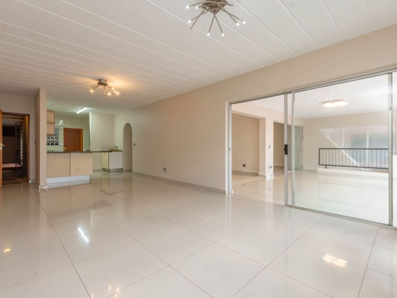 3-Bedroom Apartment in Constantia Kloof – Available August - Photo 6