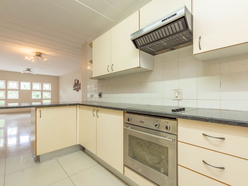 3-Bedroom Apartment in Constantia Kloof – Available August - Photo 2