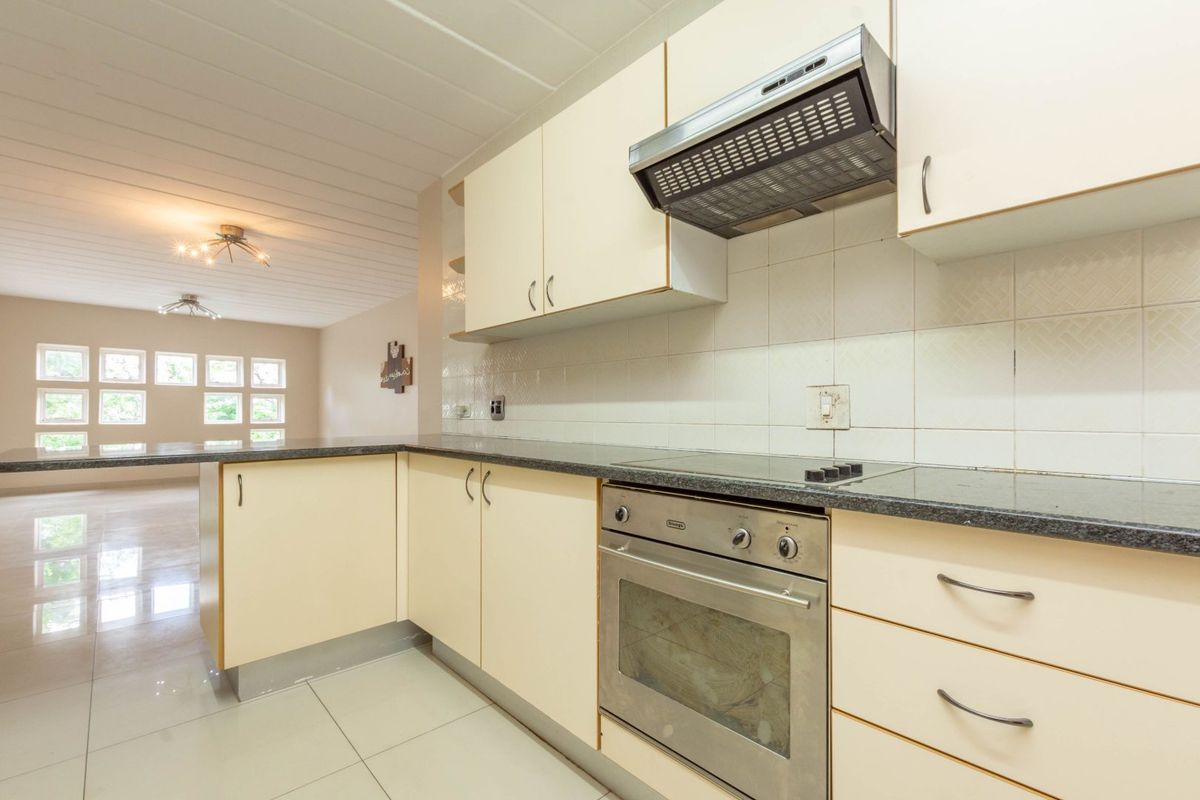 3-Bedroom Apartment in Constantia Kloof – Available August - Photo 2