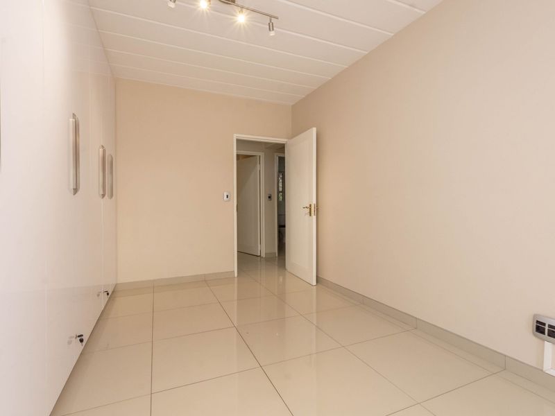 3-Bedroom Apartment in Constantia Kloof – Available August - Photo 10