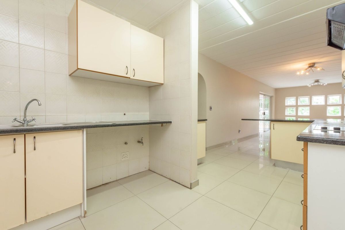 3-Bedroom Apartment in Constantia Kloof – Available August - Photo 5