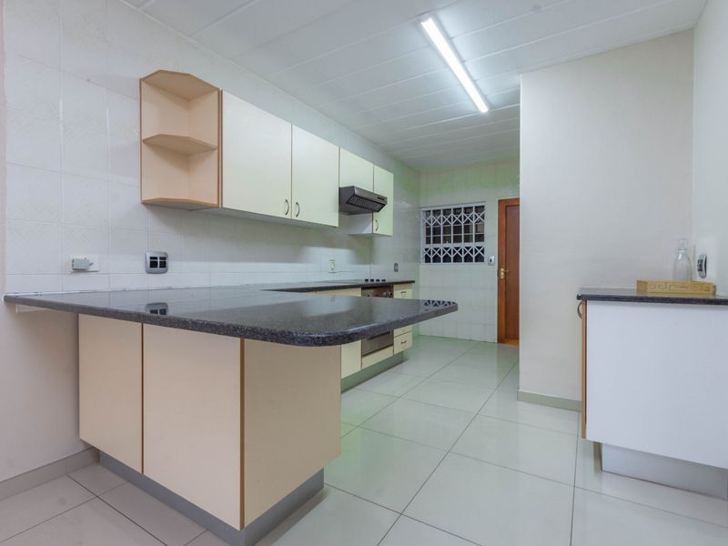 3-Bedroom Apartment in Constantia Kloof – Available August - Photo 3