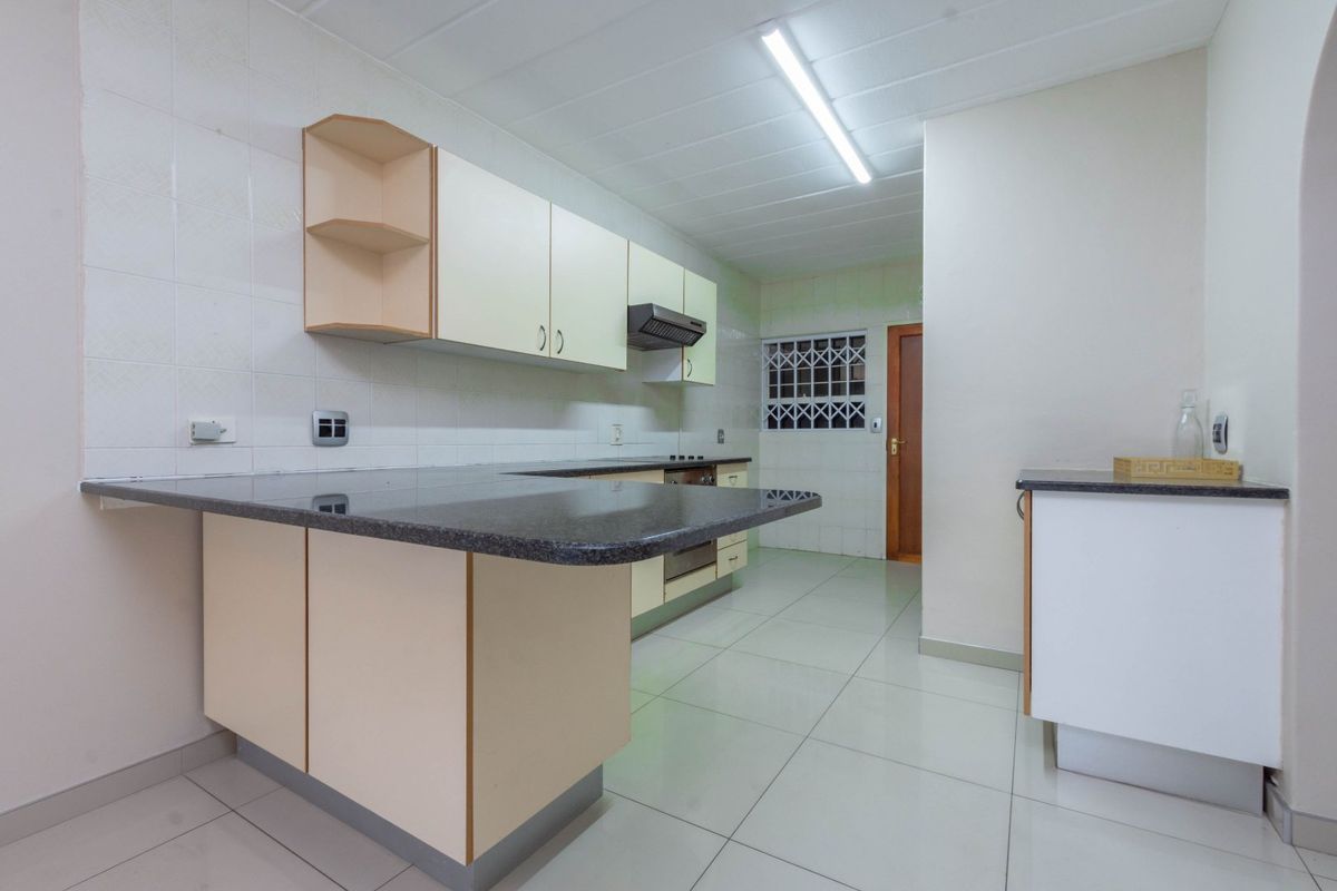 3-Bedroom Apartment in Constantia Kloof – Available August - Photo 3