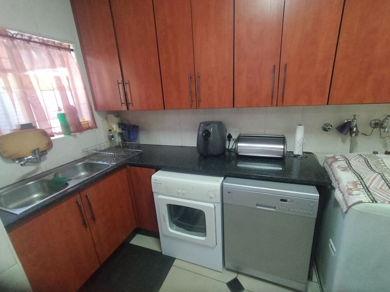 Spacious Family Home with Modern Comforts and Ample Extras in Ninapark - Photo 10