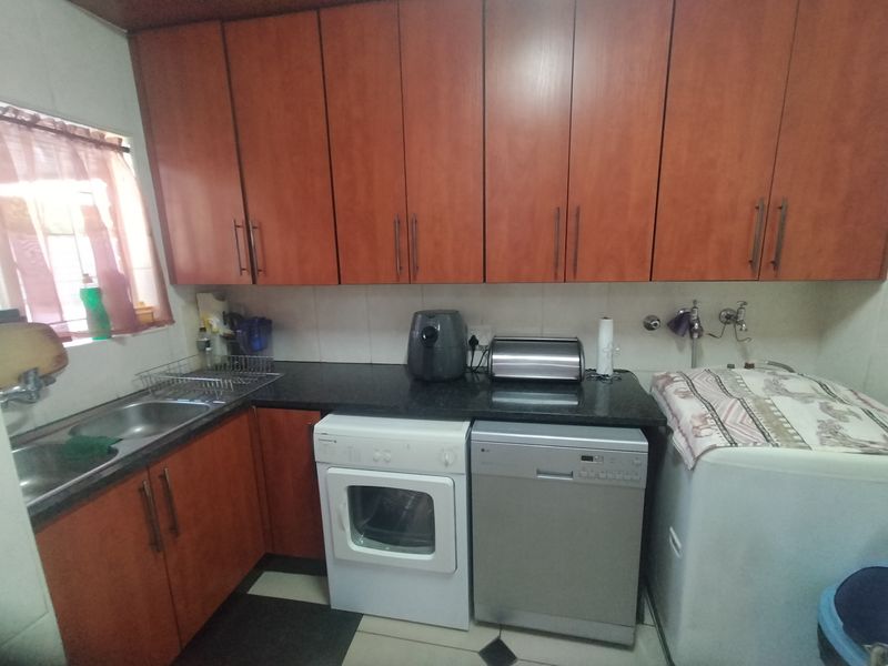 Spacious Family Home with Modern Comforts and Ample Extras in Ninapark - Photo 8