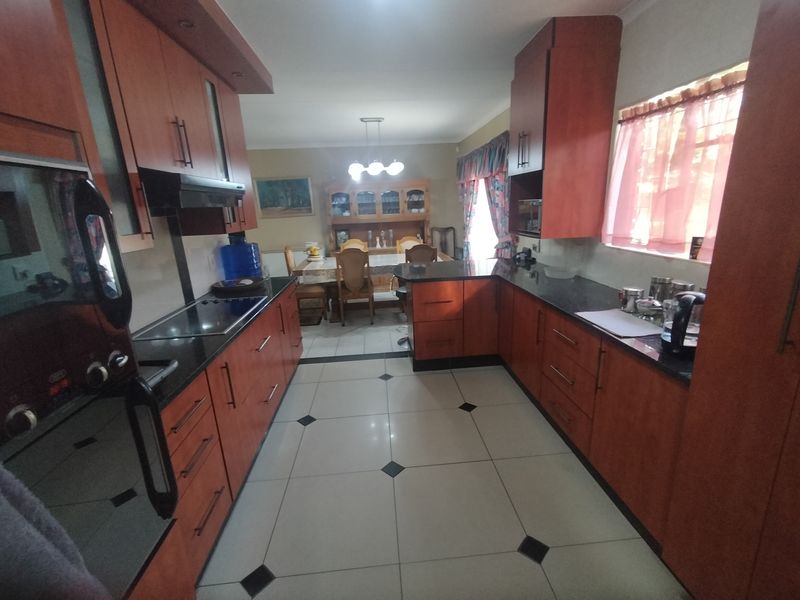 Spacious Family Home with Modern Comforts and Ample Extras in Ninapark - Photo 7