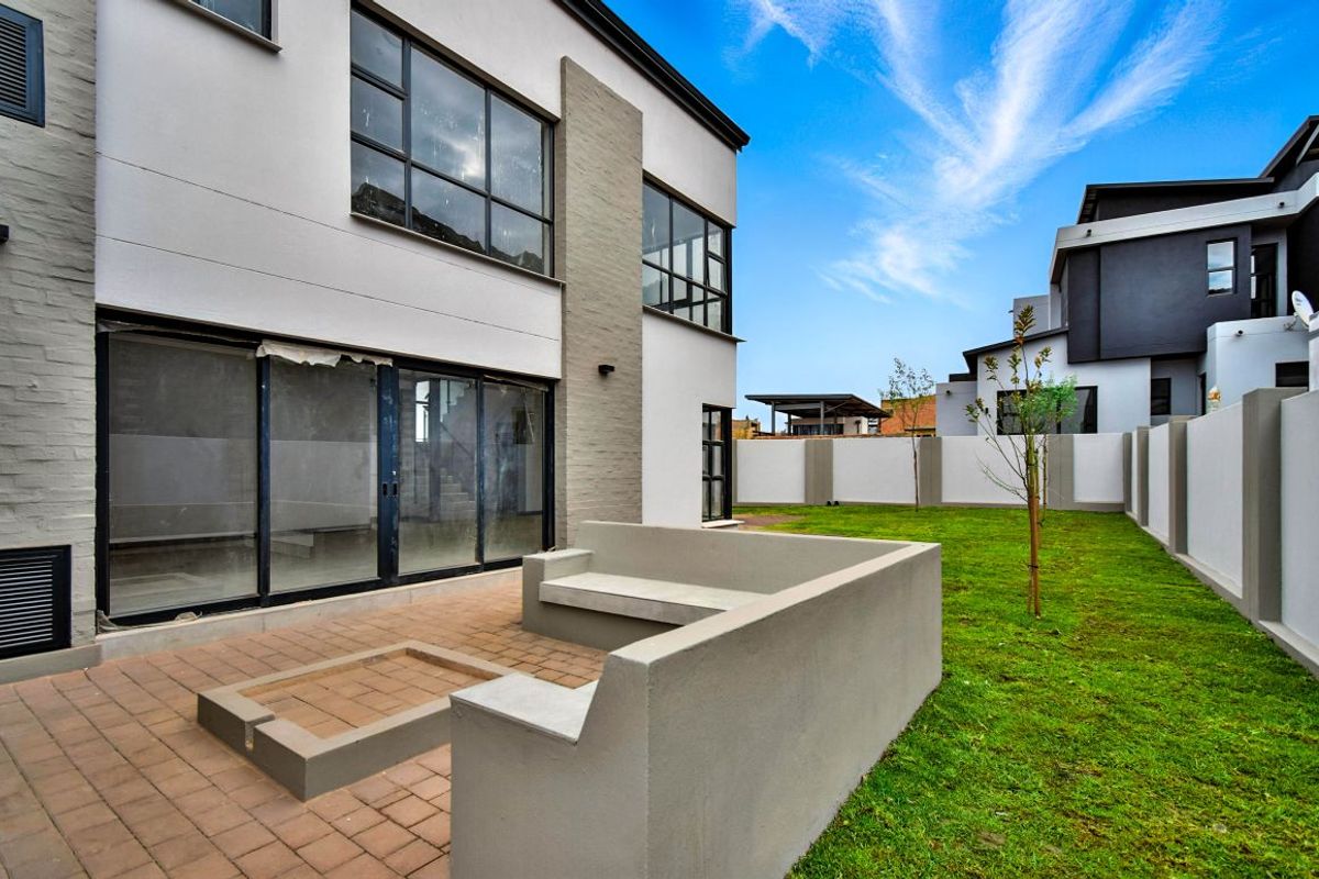 Stylish Double-Story Home in Fountainbrook Estate. - Photo 2