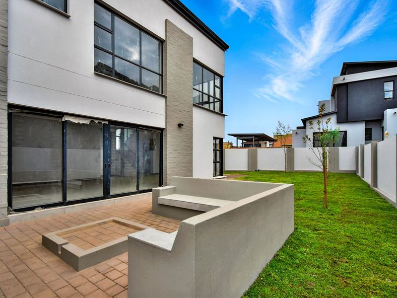 Stylish Double-Story Home in Fountainbrook Estate. - Photo 2