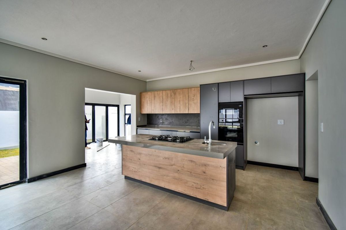 Stylish Double-Story Home in Fountainbrook Estate. - Photo 3