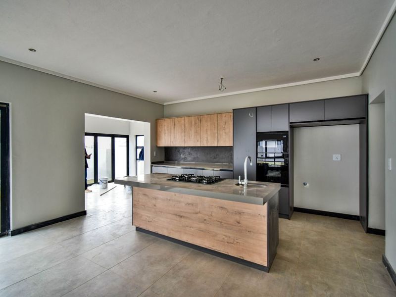 Stylish Double-Story Home in Fountainbrook Estate. - Photo 3