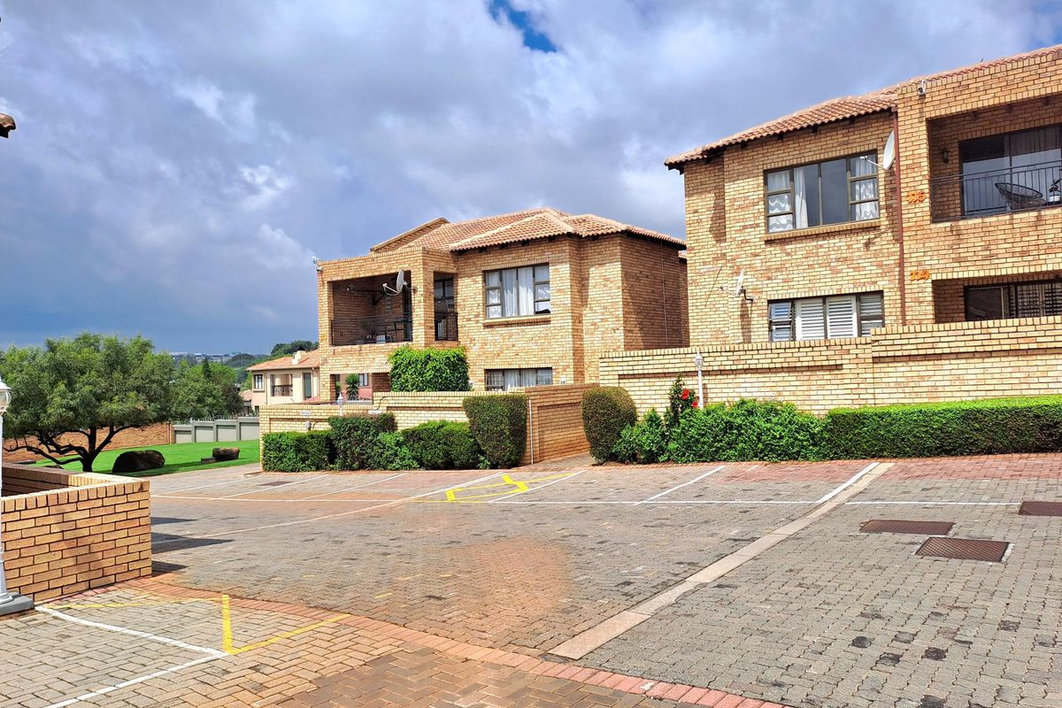 SOUGHT AFTER APPARTMENT IN HONEYVALE CHANCLIFF RIDGE NESTLED IN THE HEART OF KRUGERSDORP - Photo 2