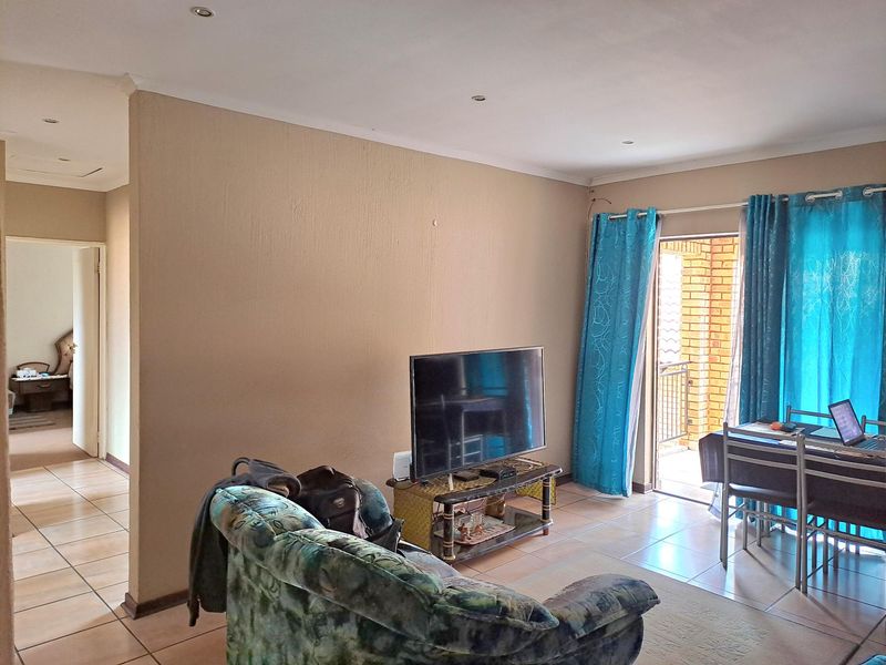 SOUGHT AFTER APPARTMENT IN HONEYVALE CHANCLIFF RIDGE NESTLED IN THE HEART OF KRUGERSDORP - Photo 8