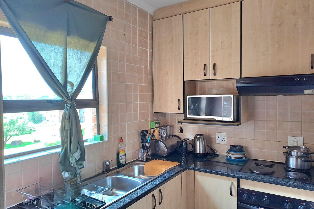 SOUGHT AFTER APPARTMENT IN HONEYVALE CHANCLIFF RIDGE NESTLED IN THE HEART OF KRUGERSDORP - Photo 4