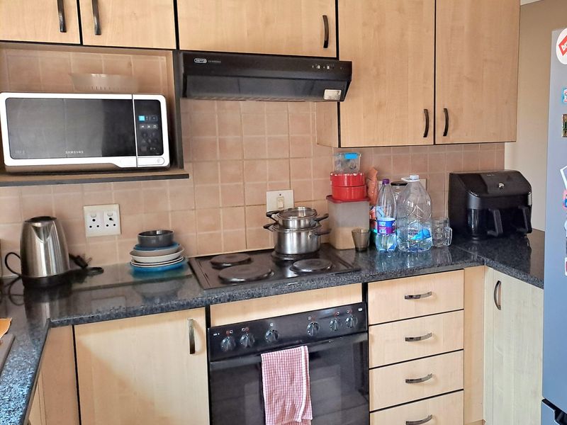 SOUGHT AFTER APPARTMENT IN HONEYVALE CHANCLIFF RIDGE NESTLED IN THE HEART OF KRUGERSDORP - Photo 4