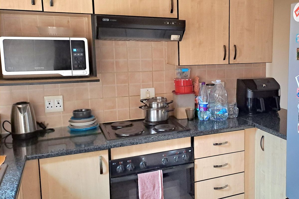 SOUGHT AFTER APPARTMENT IN HONEYVALE CHANCLIFF RIDGE NESTLED IN THE HEART OF KRUGERSDORP - Photo 5