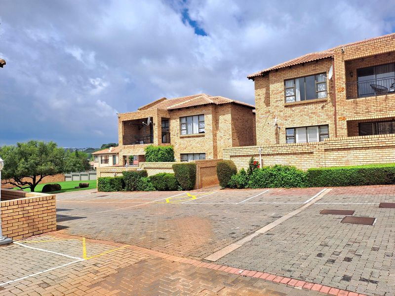 SOUGHT AFTER APPARTMENT IN HONEYVALE CHANCLIFF RIDGE NESTLED IN THE HEART OF KRUGERSDORP - Photo 2