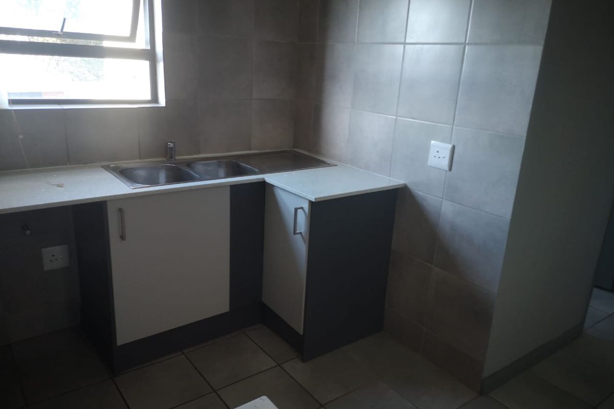 Stylish 3 Bedroom 2 Bathroom Unit for Rent in Mindalore, Krugersdorp - Photo 3