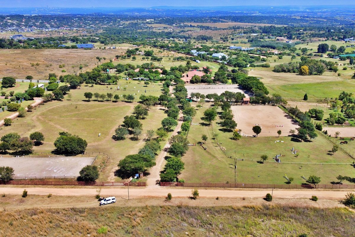 Super-Sized Equestrian Centre... - Photo 2