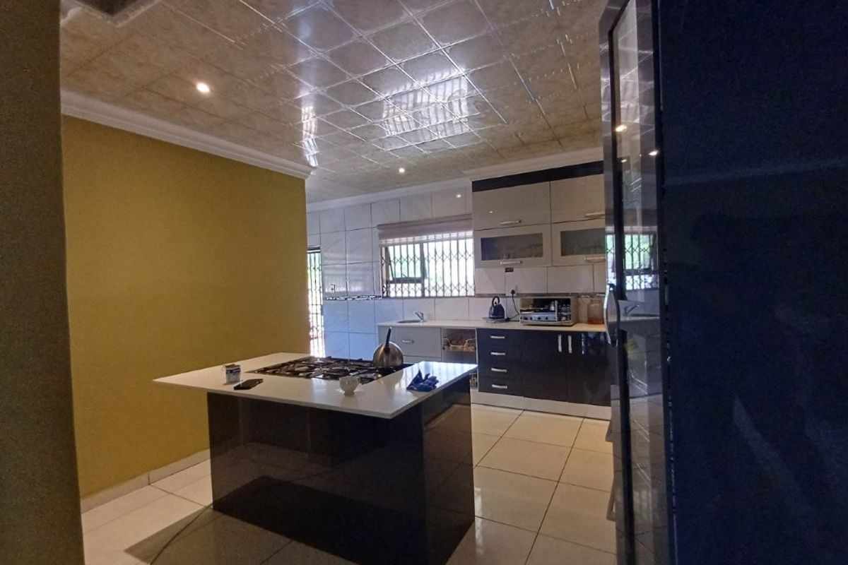 Beautiful Double Storage Family Home - Photo 4