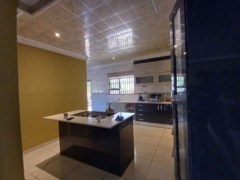 Beautiful Double Storage Family Home - Photo 4