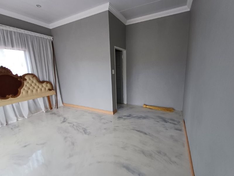 Beautiful Double Storage Family Home - Photo 10