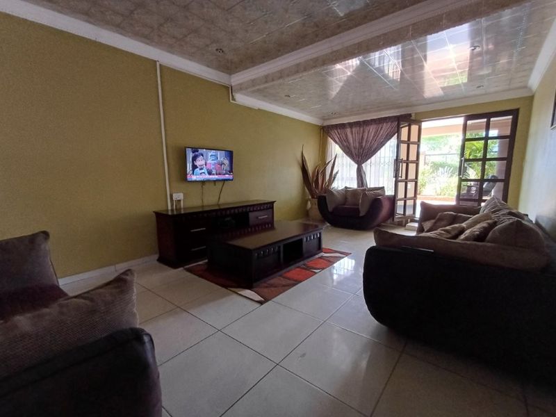 Beautiful Double Storage Family Home - Photo 8