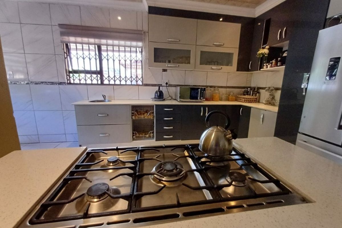 Beautiful Double Storage Family Home - Photo 3