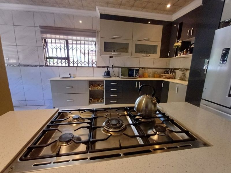 Beautiful Double Storage Family Home - Photo 3